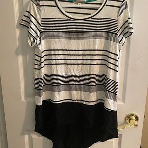 BLACK AND WHITE STRIPED TOP. -L-